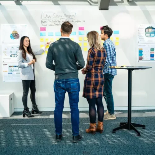 Teilnehmerinnen einer Produktmanagement Schulung diskutieren die Ergebnisse einer Praxisübung zum User Story Mapping
